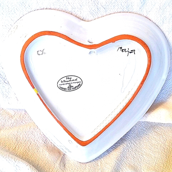 Mesa International handcrafted in Hungary heart shape pink & white check plate - Picture 3 of 4